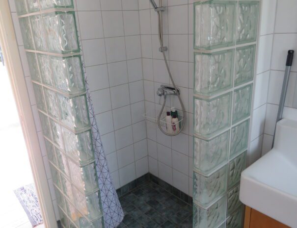 Ljunghusen Guesthouse shower.